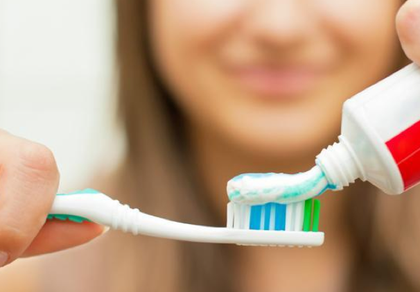  Risciacquare i denti subito dopo averli spazzolati impedisce al dentifricio di ricreare un ambiente ottimale all'interno della bocca (foto WordPress)