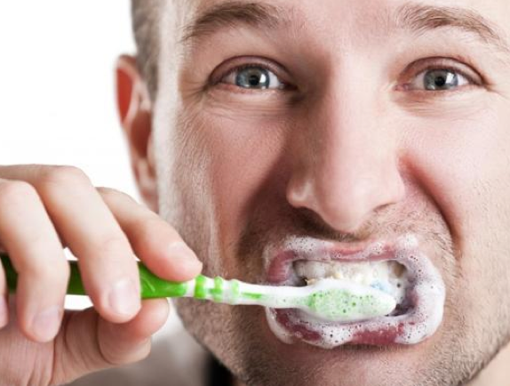 Una pressione eccessiva sui denti mentre vengono spazzolati ha un effetto abrasivo (foto WordPress)