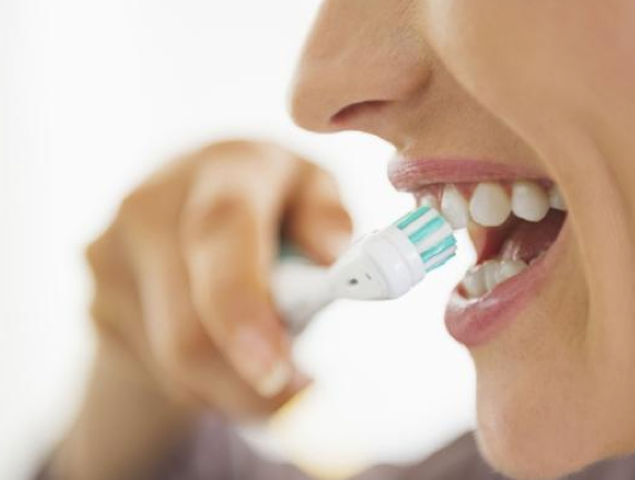 Perchè sia realmente efficace la spazzolatura dei denti deve durare almeno due minuti (foto WordPress)