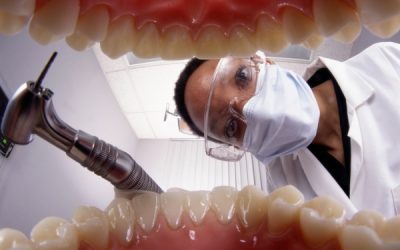 Dentista ed assistente alla poltrona sono, in assoluto, le professioni più pericolose